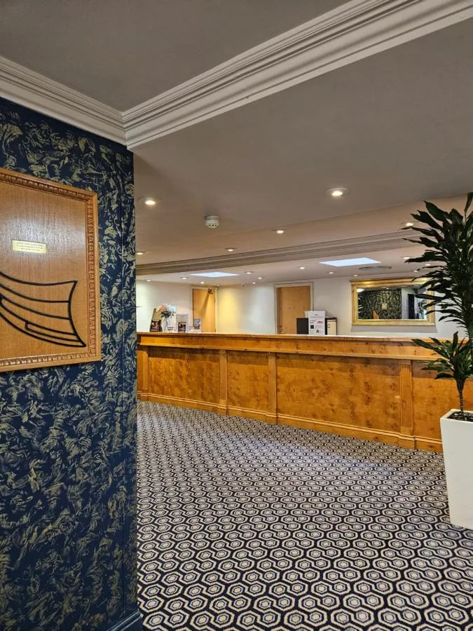 Lobby with waiting area and reception desk at The Queens Hotel & Victoria Cloisters Apartments in York